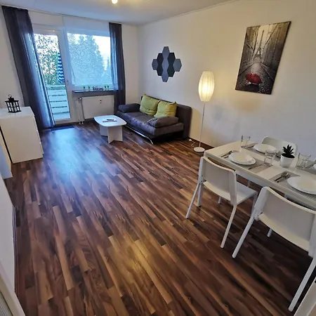 Cozy & Spacious With Balcony Appartamento